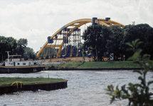851672 Gezicht op de nieuwe Hogeweidebrug, die gebouwd wordt op een terrein aan het Amsterdam-Rijnkanaal te Utrecht. ...